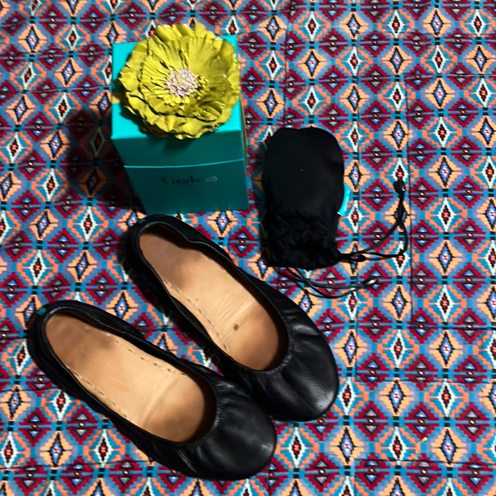 Tieks matte black 7 flaw on right sole